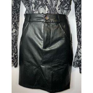 Women’s Vegan Faux Leather Mini Skirt MEDIUM